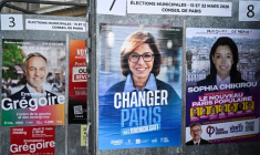 (g-d) Des affiches électorales d'Emmanuel Grégoire, candidat de la gauche unie hors LFI, de l'ex-ministre de la Culture et candidate des Républicains (LR) Rachida Dati et de la candidate de la France Insoumise Sophia Chikirou à Paris, le 5 mars 2026 ( AFP / JULIEN DE ROSA )