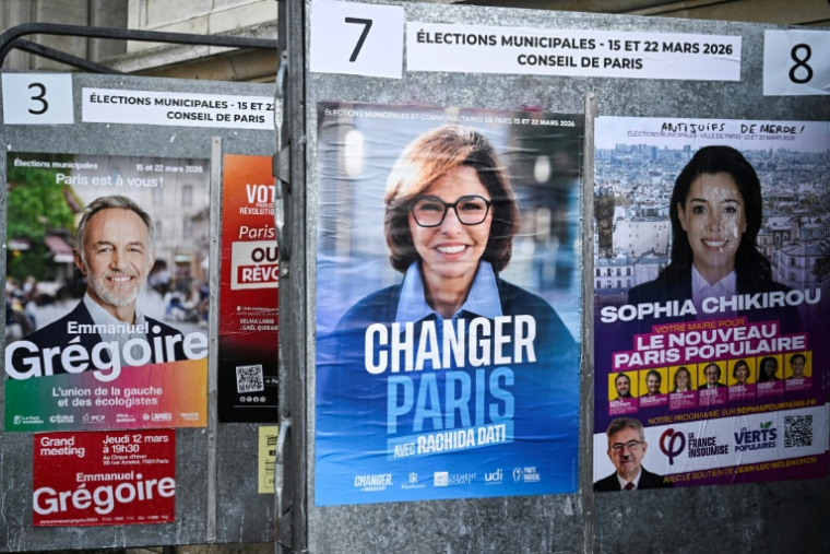 Les panneaux électoraux pour les municipales à Paris avec de gauche à droite le candidat socialiste Emmanuel Grégoire, la candidate Les Républicains Rachida Dati et la candidate LFI Sophia Chikirou, à Paris le 5 mars 2026 ( AFP / JULIEN DE ROSA )