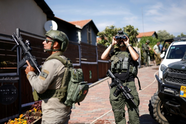 Des soldats israéliens près de la frontière avec le Liban après une attaque de drone du Hezbollah, le 1er juin 2026 ( AFP / Jalaa MAREY )