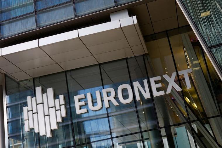PHOTO DE FICHIER : Logo de la bourse Euronext près de Paris