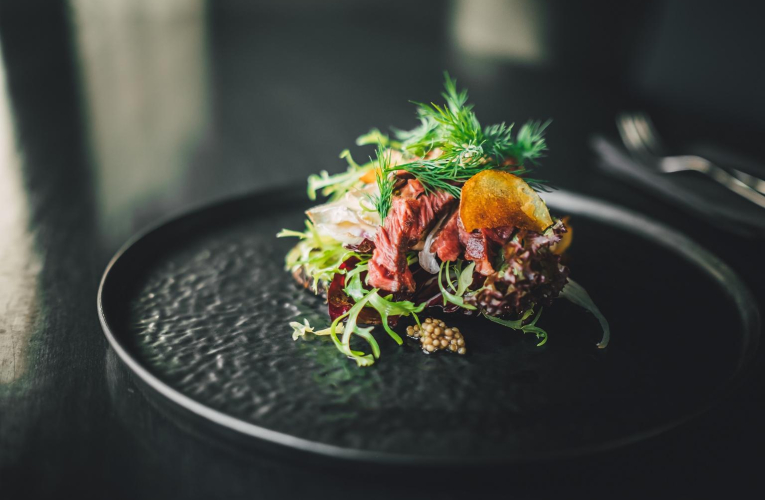 Longtemps, déjeuner à la table d’un chef étoilé était un rêve que l’on caressait en mettant des sous dans sa tirelire. crédit photo : Aleksandrs Muiznieks/Shutterstock / Aleksandrs Muiznieks