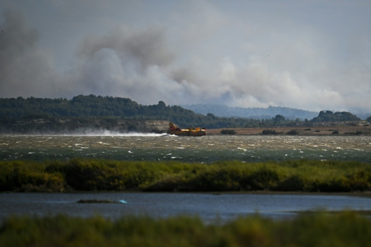 Un canadair remplit son réservoir d'eau dans l'étang de Bages, près de Sigean, dans l'Aude, le 26 juillet 2025 ( AFP / Matthieu RONDEL )