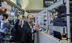 Les négociateurs d'options sur contrats à terme travaillent sur le parquet du NYSE American (AMEX) de la Bourse de New York, à New York