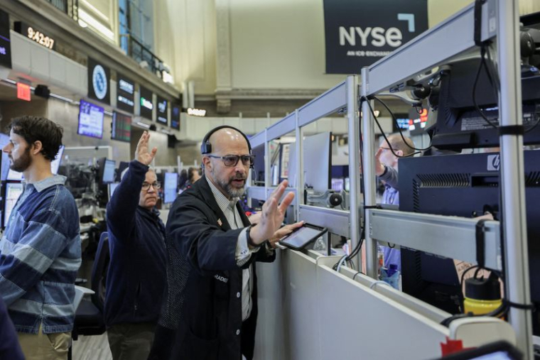 Les négociateurs d'options sur contrats à terme travaillent sur le parquet du NYSE American (AMEX) de la Bourse de New York, à New York