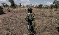 Combattant d'une milice armée, à proximité d'une mine d'or artisanale à Mwala, dans la province du Tanganyika, le 25 septembre 2026. ( AFP / Camille Laffont )