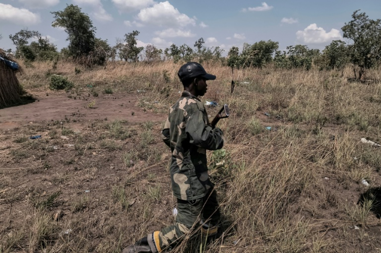 Combattant d'une milice armée, à proximité d'une mine d'or artisanale à Mwala, dans la  province du Tanganyika, le 25 septembre 2026. ( AFP / Camille Laffont )