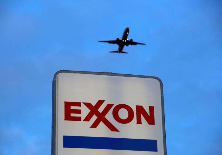 Des avions s'apprêtent à atterrir au-dessus d'une enseigne Exxon dans une station-service de Norridge, banlieue de Chicago