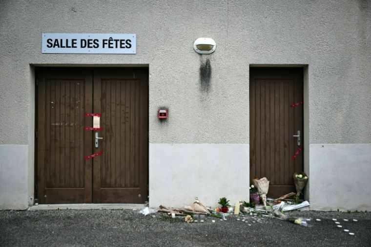 Des fleurs déposées devant la salle des fêtes de Crépol, le 22 novembre 2023 dans la Drôme, où Thomas, un adolescent, est décédé après avoir été frappé à l'arme blanche lors d'un bal ( AFP / OLIVIER CHASSIGNOLE )