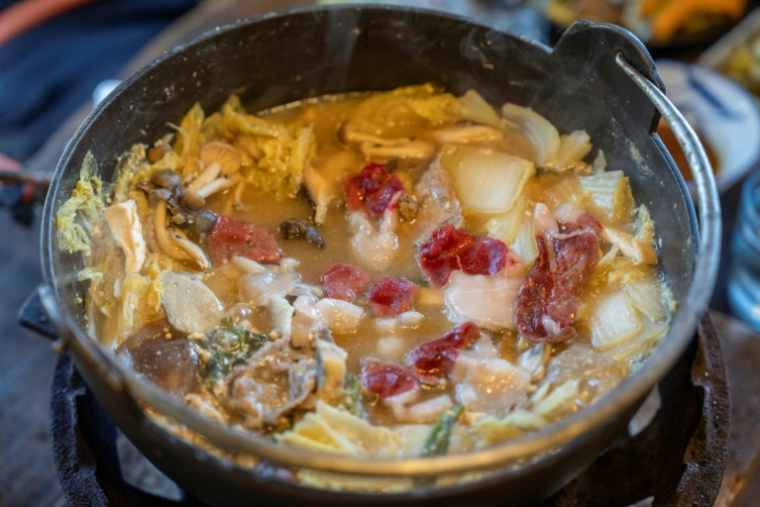 Une marmite de viande d'ours, dans un restaurant de Chichibu, dans la préfecture de Saitama, au Japon, le 12 décembre 2025 ( AFP / Yuichi YAMAZAKI )