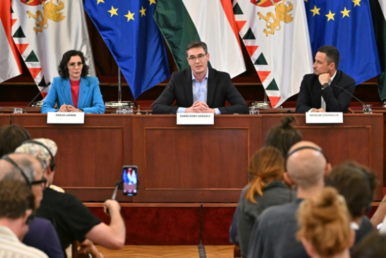 La Commissaire européenne à l'égalité Hadja Lahbib (gauche) aux côtés du maire de Budapest Gergely Karacsony, lors d'une conférence de presse le 27 juin 2025 ( AFP / Attila KISBENEDEK )