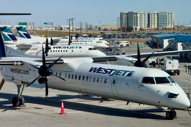 Avions WesJet sur l'aéroport de Calgary (Canada) le 21 avril 2025 ( AFP / DANIEL SLIM )