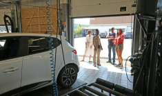 D'anciens détenus participent à une journée organisée par la Fondation M6, qui oeuvre pour leur réinsertion, dans un garage Norauto, à Villeneuve-d'Ascq, le 24 juin 2026 ( AFP / Francois LO PRESTI )