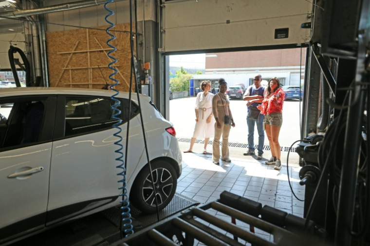 D'anciens détenus participent à une journée organisée par la Fondation M6, qui oeuvre pour leur réinsertion, dans un garage Norauto, à Villeneuve-d'Ascq, le 24 juin 2026 ( AFP / Francois LO PRESTI )