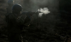 Des soldats effectuent des manœuvres près de la ligne de front, près de Kreminna