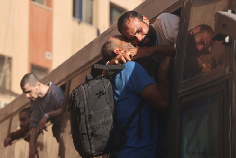 Un Palestinien libéré par Israël est accueilli par un proche à son arrivée en bus devant l'hôpital Nasser de Khan Younès, dans le sud de la bande de Gaza, le 13 octobre 2025 ( AFP / - )
