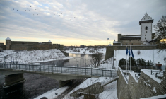 Le château de Narva, à droite, en Estonie et la forteresse Ivangorod, à gauche, en Russie, et au milieu la rivière Narva, le 15 janvier 2026 ( AFP / STR )