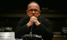 Le journaliste Thomas Legrand avant une audition devant la commission d'enquête de l'Assemblée nationale sur l'audiovisuel public, le 18 décembre 2025 à Paris ( AFP / Dimitar DILKOFF )