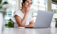 (La mesure d'abaissement de la franchise en base de TVA est reportée en juin 2025. D'ici là, comment anticiper son application ?- Crédit photo : Adobe Stock)