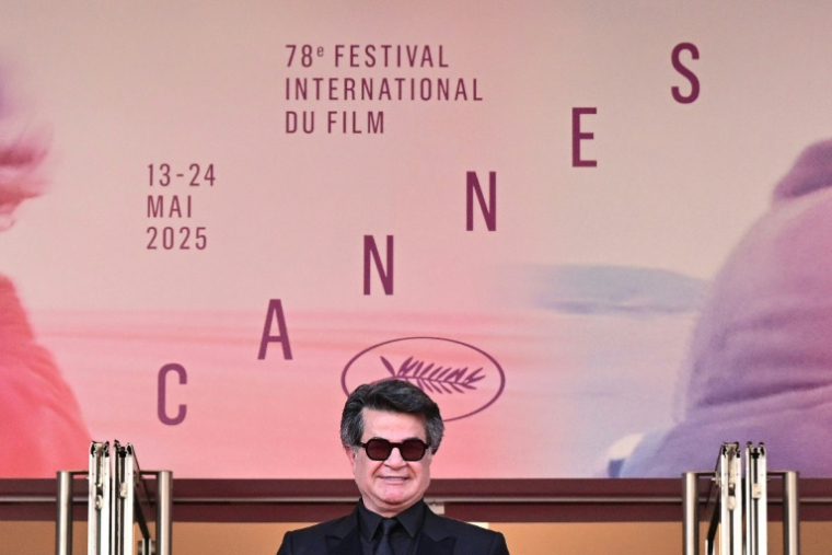 Le réalisateur iranien Jafar Panahi après la projection de son film "Un simple accident" le 20 mai 2025 à Cannes ( AFP / Miguel MEDINA )