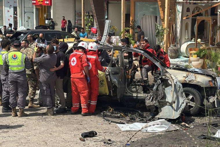 Site d'une frappe israélienne sur une voiture dans la région de Jiyeh