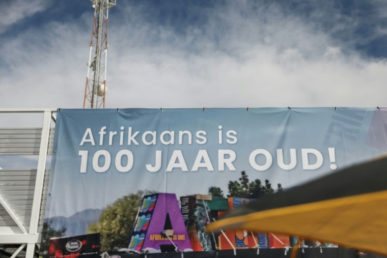 Un panneau à l'entrée du Nampo affichant que les Afrikaners sont depuis 100 ans à ce salon agricole à Bothaville (140 kms au sud-ouest de Johannesbourg), le 15 mai 2025 ( AFP / Paul Botes )