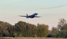 Un bombardier B-1 décolle de la base aérienne de la RAF à Fairford