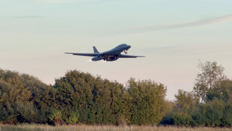 Un bombardier B-1 décolle de la base aérienne de la RAF à Fairford