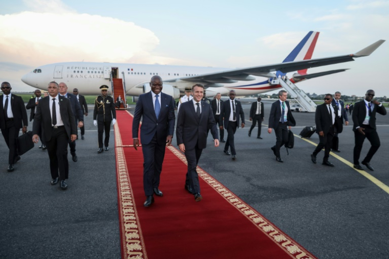 Le président français Emmanuel Macron est accueilli par son homologue gabonais Brice Oligui Nguema à l'aéroport de Libreville le 23 novembre 2025 ( AFP / Ludovic MARIN )