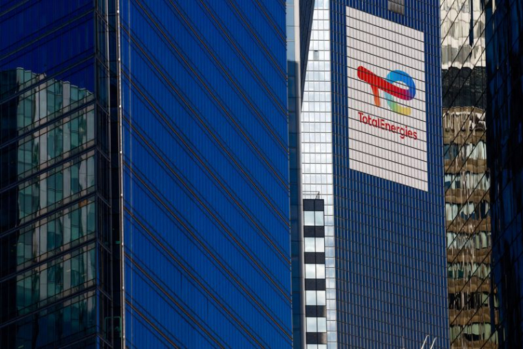 Le logo de TotalEnergies est visible sur le gratte-ciel du siège de l'entreprise dans le quartier financier et d'affaires de La Défense, près de Paris