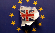 Un drapeau britannique est vu à travers un drapeau de l'Union européenne imprimé et déchiré dans cette photo d'illustration