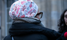 L'infirmière Majdouline, révoquée de la fonction publique pour avoir pour avoir refusé de manière répétée d'ôter son calot chirurgical, s'adresse aux journalistes devant le tribunal administratif de Paris, le 23 décembre 2025 ( AFP / BERTRAND GUAY )