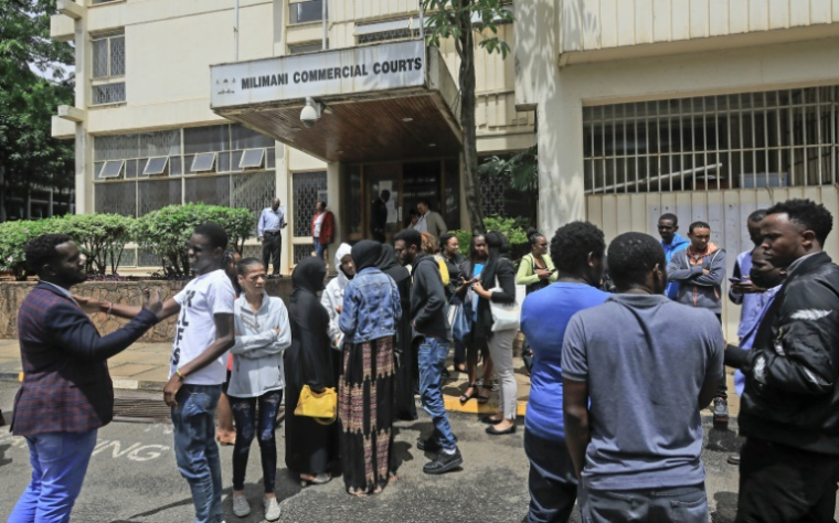 D'anciens modérateurs de Facebook et leurs avocats devant un tribunal de Nairobi où ils ont porté plainte contre Meta, le 12 avril 2023 ( AFP / Tony KARUMBA )