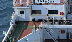 Des soldats français à bord d'un pétrolier de la flotte fantôme russe, au large de Saint-Nazaire; le 1er octobre 2025 ( AFP / Damien MEYER )