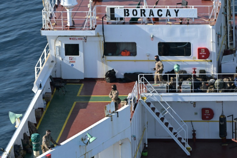 Des soldats français à bord d'un pétrolier de la flotte fantôme russe, au large de Saint-Nazaire; le 1er octobre 2025 ( AFP / Damien MEYER )