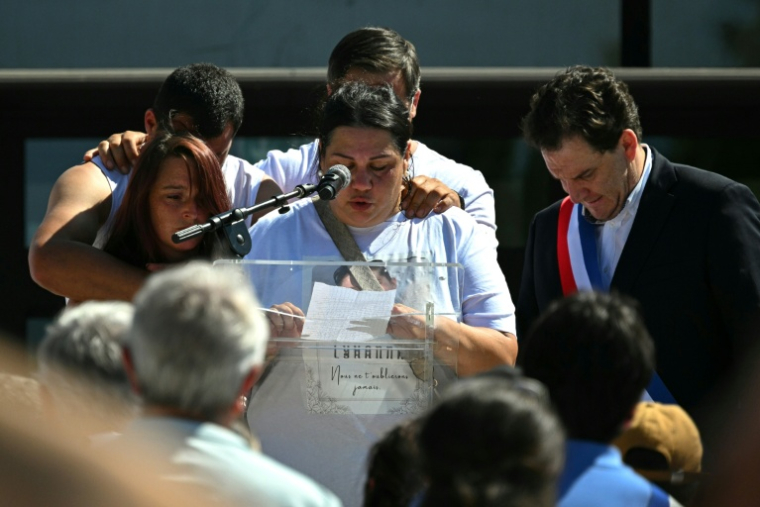 Une tante de Lyhanna s'exprime lors de la marche blanche organisée le 7 juin 2026 à Fleurance pour rendre hommage à la collégienne de 11 ans ( AFP / Lionel BONAVENTURE )