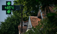 La crois lumineuse d'une pharmacie affiche 45°C à Toulouse, le 11 août 2025 ( AFP / Lionel BONAVENTURE )