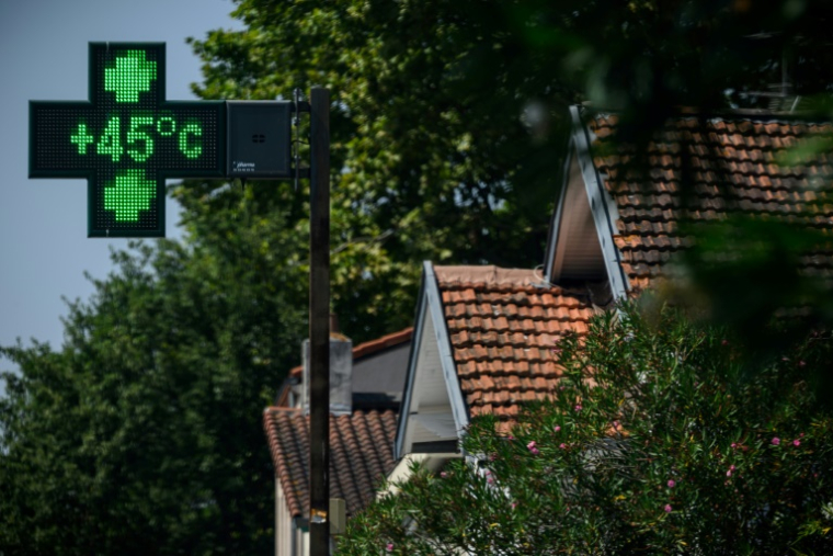 La crois lumineuse d'une pharmacie affiche 45°C à Toulouse, le 11 août 2025 ( AFP / Lionel BONAVENTURE )