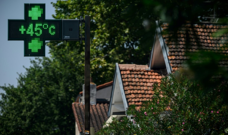 La crois lumineuse d'une pharmacie affiche 45°C à Toulouse, le 11 août 2025 ( AFP / Lionel BONAVENTURE )