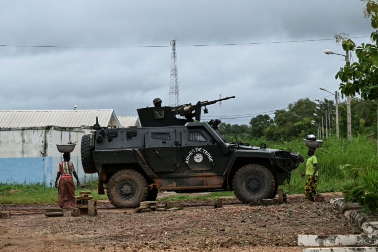 Des soldats ivoiriens patrouillent en véhicule blindé à Kafolo, près de la frontière du Burkina Faso, le 9 octobre 2025 en Côte d'Ivoire ( AFP / Issouf SANOGO )