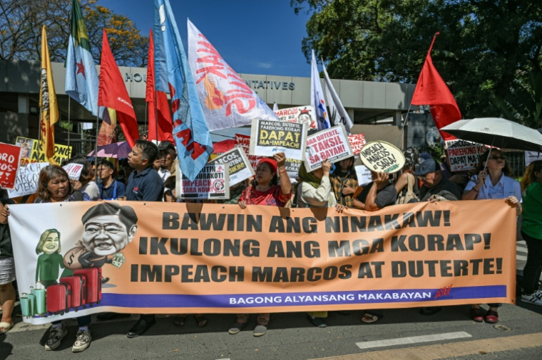 Manifestation devant la Chambre des représentants à Quezon City, dans la région métropolitaine de Manille, le 2 février 2026, pour réclamer la destitution de la vice-présidente philippine Sara Duterte ( AFP / Jam STA ROSA )