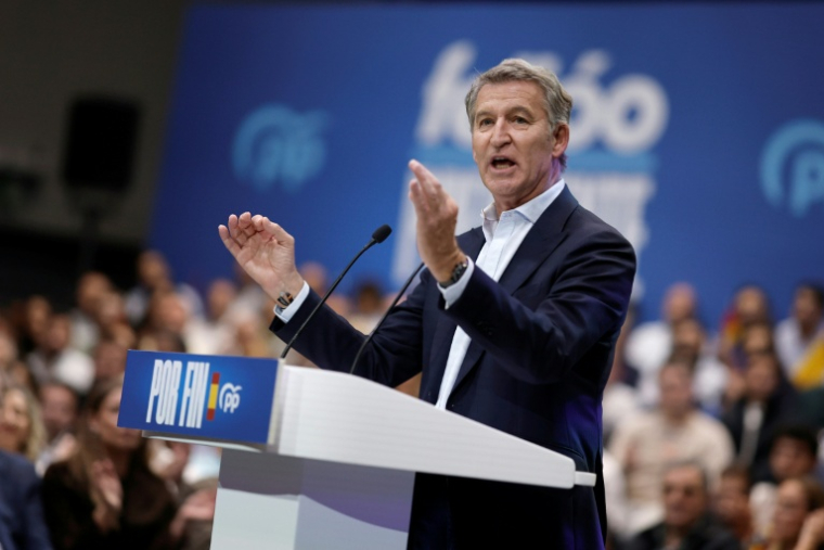 Le leader de l'opposition de droite espagnole, Alberto Núñez Feijóo, s'exprime lors d'un meeting de campagne, le 10 octobre 2026 à Madrid en vue des élections législatives de fin novembre ( AFP / Oscar DEL POZO )