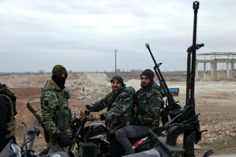 Des militaires syriens s'apprêtent  à entrer dans la ville de Deir Hafer, à l'est d'Alep, le 17 janvier 2026 ( AFP / Bakr ALkasem )