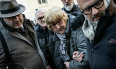 La grand-tante de Grégory Villemin, Jacqueline Jacob, entourée par deux de ses avocats, Frédéric Berna (G) et Stéphane Giuranna (D), le 24 octobre 2025 à Dijon ( AFP / ARNAUD FINISTRE )