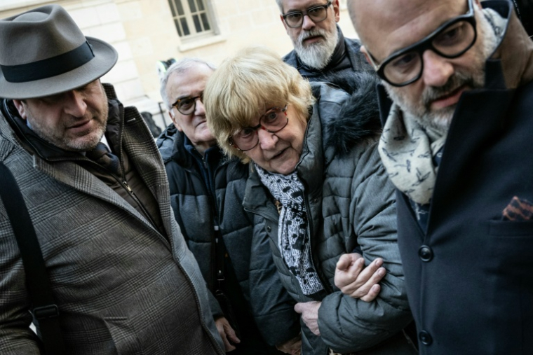 La grand-tante de Grégory Villemin, Jacqueline Jacob, entourée par deux de ses avocats, Frédéric Berna (G) et Stéphane Giuranna (D), le 24 octobre 2025 à Dijon ( AFP / ARNAUD FINISTRE )