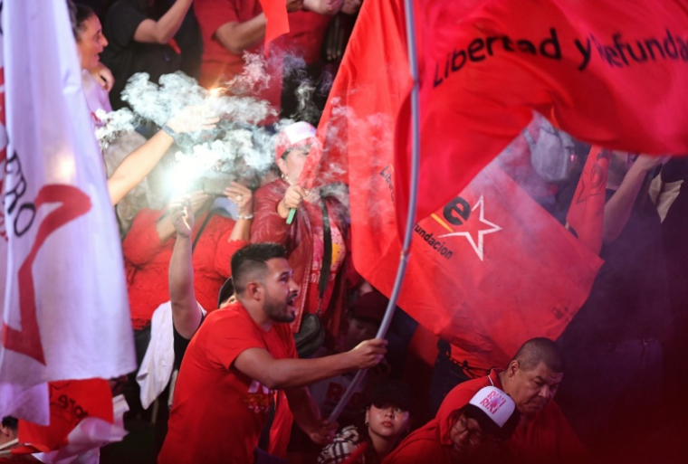 Des partisans de Rixi Moncada, candidate à la présidence du Honduras pour le parti Liberté et Refondation (Libre), assistent à son meeting de clôture de campagne à Tegucigalpa, le 23 novembre 2025 ( AFP / Orlando SIERRA )