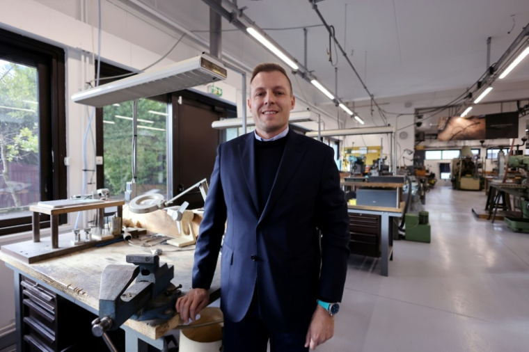Stefano Fulchir, PDG de la société italienne iVision Tech, pose dans l'atelier de la marque Henry Jullien à Lons-le-Saunier dans le Jura le 29 janvier 2026 ( AFP / Alex MARTIN )
