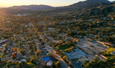Une vue aérienne d'Altadena, prise le 29 décembre 2025, montre l'étendue des dégâts et des chantiers en cours, près d'un an après les incendies qui ont ravagé Los Angeles et ses environs ( AFP / Patrick T. Fallon )
