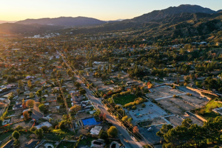 Une vue aérienne d'Altadena, prise le 29 décembre 2025, montre l'étendue des dégâts et des chantiers en cours, près d'un an après les incendies qui ont ravagé Los Angeles et ses environs ( AFP / Patrick T. Fallon )