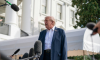 Le président américain Donald Trump s'adresse à la presse sur la pelouse sud de la Maison Blanche, le 26 septembre 2025 à Washington ( AFP / Allison ROBBERT )