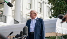 Le président américain Donald Trump s'adresse à la presse sur la pelouse sud de la Maison Blanche, le 26 septembre 2025 à Washington ( AFP / Allison ROBBERT )